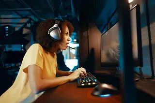 Mulher jogando no computador