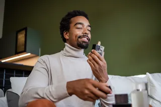 Hombre oliendo perfume