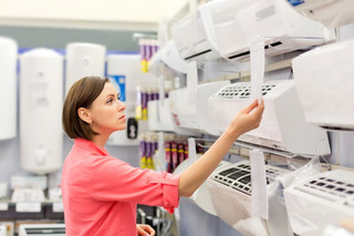 Mujer comprando aire acondicionado