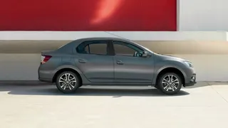 Es uno de los sedanes más espaciosos y económicos del mercado colombiano, ideal para familias que necesitan un carro confiable y con gran baúl. 