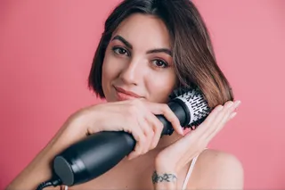 mulher escovando o cabelo