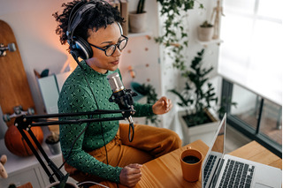 Mulher fazendo um podcast