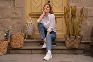 Mulher posando usando look com tĂȘnis