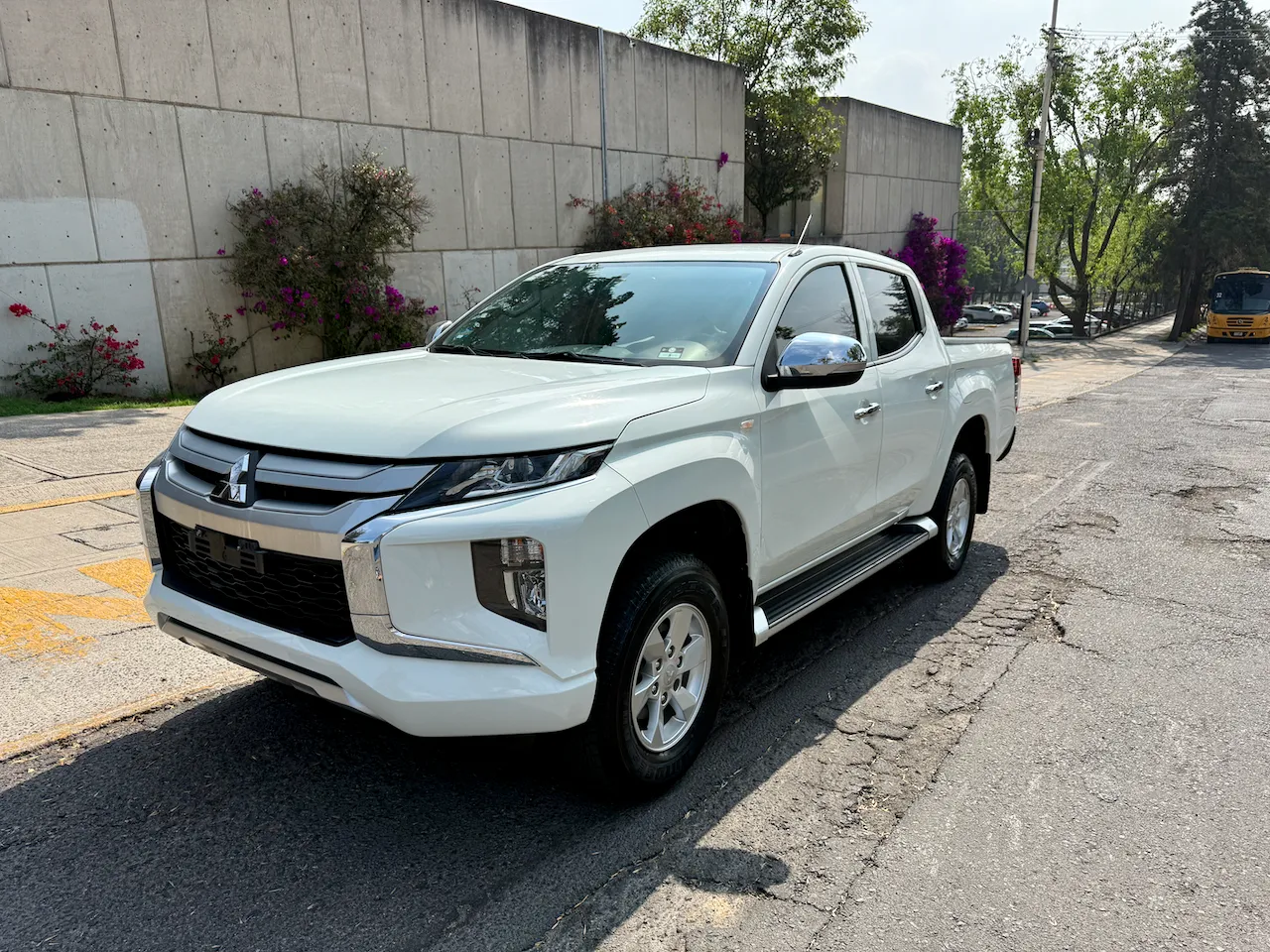 Mitsubishi L200 2.4 Cabina Doble 4x2 Mt