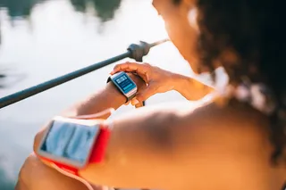 mujer usando smartwatch