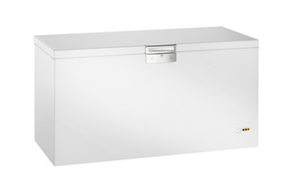 Freezer horizontal em fundo branco