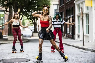 trĂȘs mulheres patinando