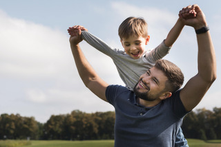 Padre e hijo disfrutan de un día al aire libre.