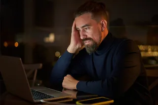 Hombre con notebook