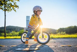 Niño con su primera bicicleta
