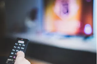 Control remoto apuntando a un Smart TV