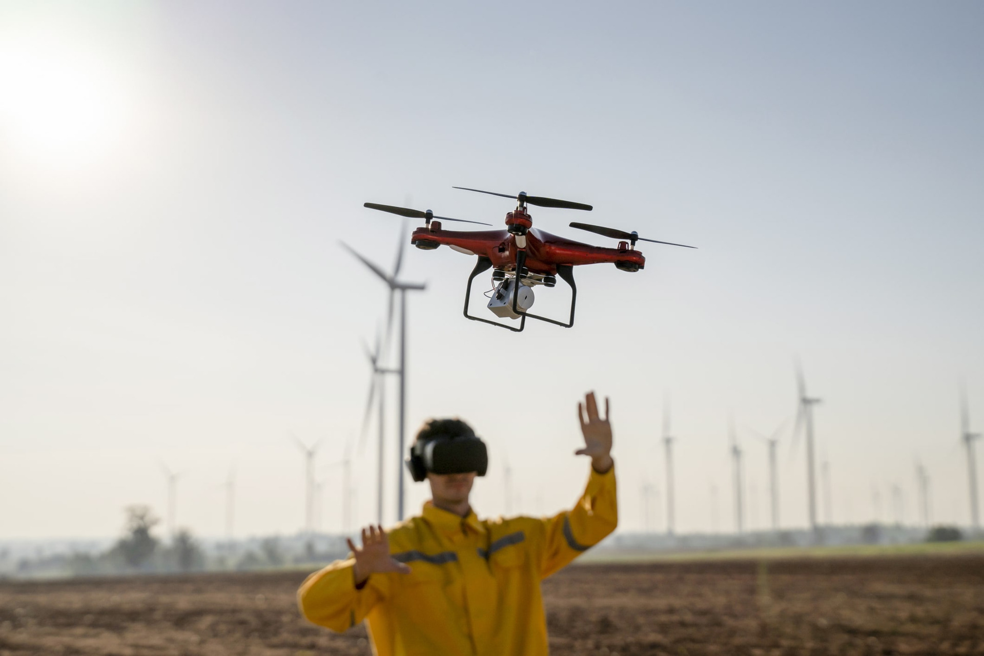 Hombre utiliza gafas 3D para controlar el dron en el aire