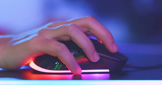 MĂŁo segurando mouse gamer