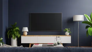 Smart Tv se destaca em parede cinza escuro