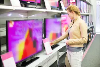 Mujer comprando tele