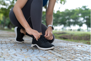 Mujer con zapatillas para caminar