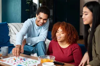 Amigos jugando un juego de mesa