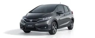 Honda Fit gris oscuro de frente sobre fondo blanco.