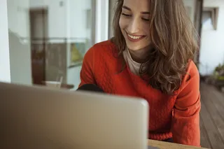 Mujer usando laptop