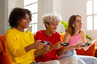 Amigos jugando videojuegos