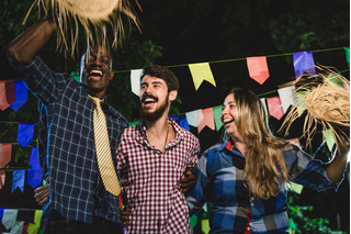 grupo de amigos com trajes de festa junina