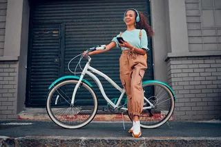 Mulher andando de bicicleta