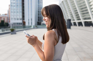 Mujer en la calle usando el celular