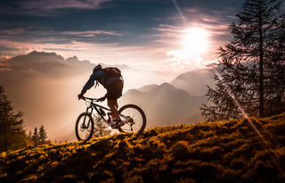 atardecer ciclista en montaña