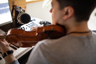 Micrófono instrumental utilizándose para captar el sonido de un violÃn
