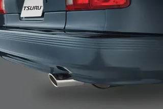 Parte trasera de automóvil Nissan Tsuru con escape visible y faro.