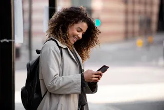 Mulher usando smartphone
