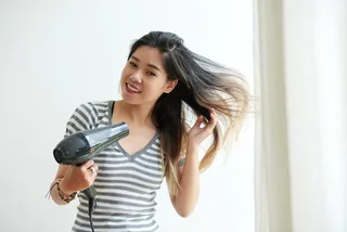 Mulher secando o cabelo