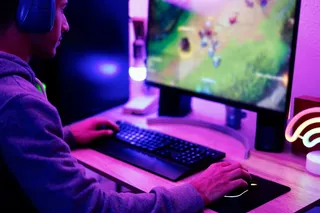  Homem jogando no computador