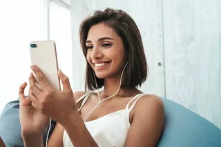 mulher navegando em celular