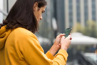 Hombre usando el celular