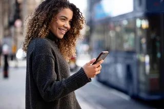 Mujer sonriendo sosteniendo celular