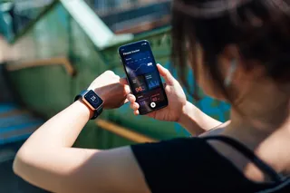 mujer usando smartwatch