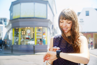 Mujer usando smartwtach