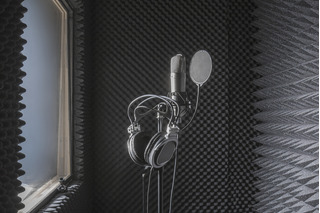 Audífonos y micrófono en un estudio