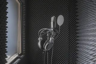Audífonos y micrófono en un estudio
