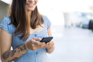 Mulher usando smartphone