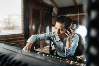 Mujer escuchando música en el estudio