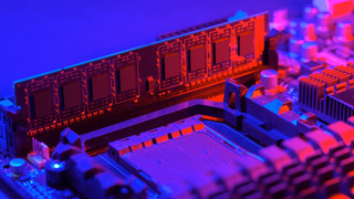 Memoria RAM iluminada por luces de neón azul y roja