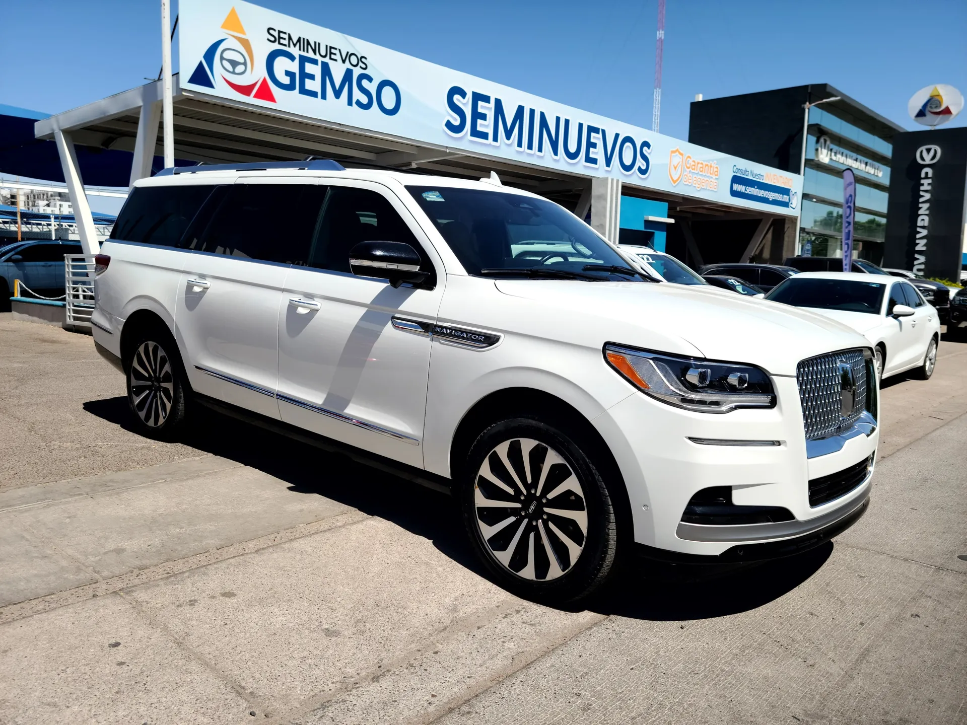 Li Navigator L 4x4 Reser, 2023. 33, 000 Km, $1,843,900
