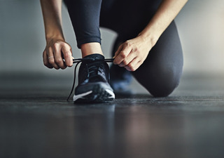 Persona se prepara para salir a correr