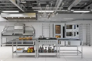  a fascinante história por trás das cozinhas industriais