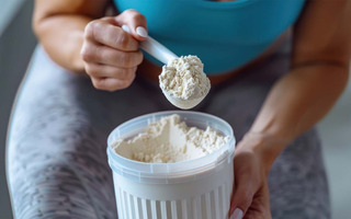 Mulher segurando scoop de proteina