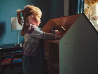 Menina brincando com bonecas