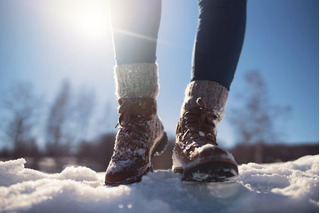 Acercamiento a botas en la nieve