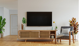 Imagem mostra TV na parede de uma sala de estar